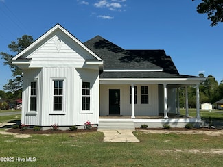 212 N Hill St, Faison, NC 28341
