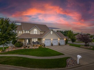 1300 Hiawatha St, Minot, ND 58701