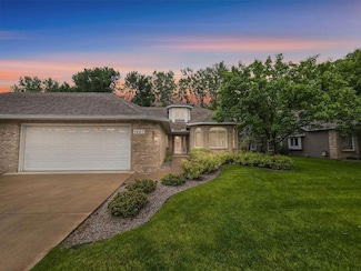 1207 Silverthorn Ct, Saint Paul, MN 55126