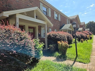 1207 Green Oaks Ln, Charlotte, NC 28205