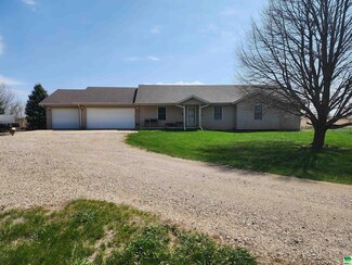 31632 Hedge Ave, Sioux City, IA 51108