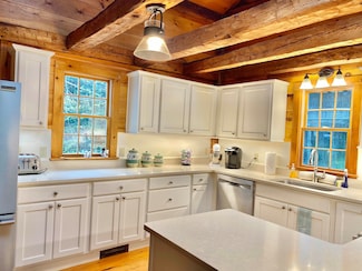 867 Quaker St, Henniker, NH 03242