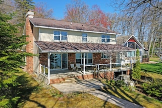 1384 W Higgins Lake Dr, Roscommon, MI 48653