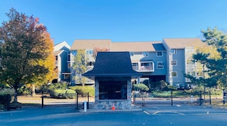 9E Cove Ln N, North Bergen, NJ 07047