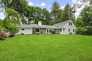 17 Juneau Blvd, Woodbury, NY 11797