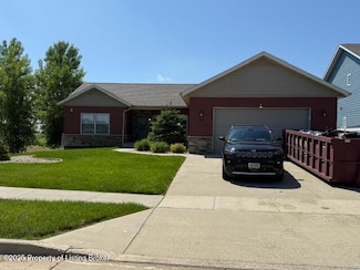 1809 Yellowstone Cir, Dickinson, ND 58601