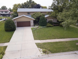 6710 Wedgewood Ln, Willowbrook, IL 60527