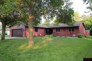 1915 Crestview Dr, New Ulm, MN 56073