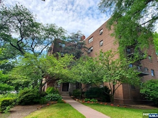 3001 Edwin Ave Unit 2D, Fort Lee, NJ 07024