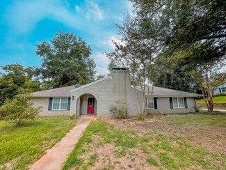 6 Meadowbrook Dr, Palestine, TX 75803