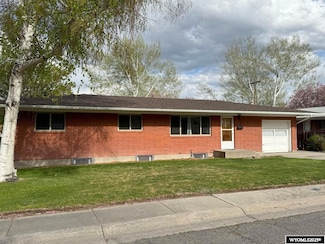 909 Big Horn Dr, Riverton, WY 82501