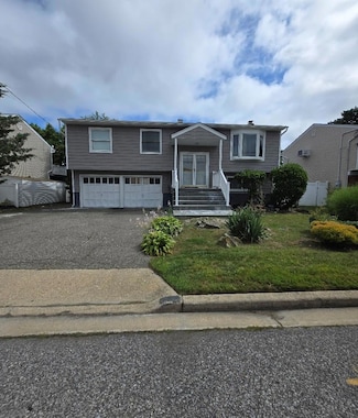 3622 Nimrod St, Seaford, NY 11783