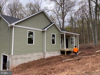 102 Green Leaf Dr, Cross Junction, VA 22625