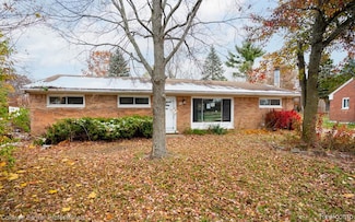 1401 Shaw St, Walled Lake, MI 48390