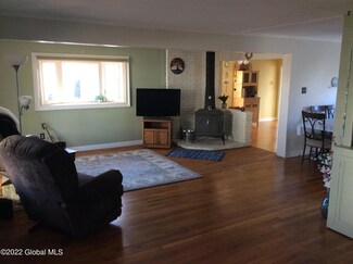 14 Chestnut St, Castleton On Hudson, NY 12033