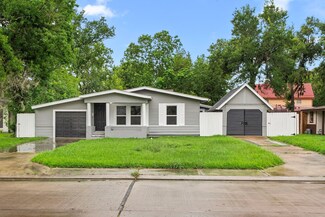 54 Lantana Ct, Lake Jackson, TX 77566
