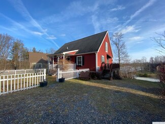 68 Daredevil Dr, Athens, NY 12015