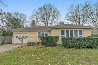 2 Adams St, East Dundee, IL 60118