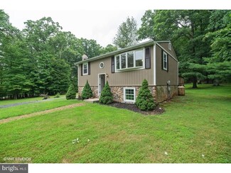 353 Weaver Rd, Morgantown, PA 19543