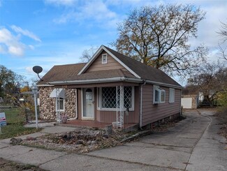 818 E 25th Ct, Des Moines, IA 50317