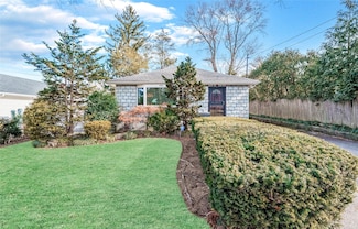 45-21 Iris Ln, Great Neck, NY 11020