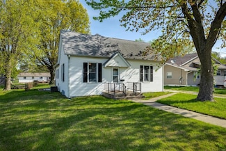823 E Pearl St, Staunton, IL 62088