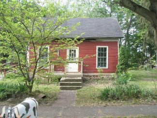 112 Cross St, Lawrence, MI 49064