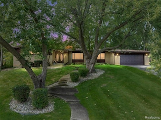 31017 Carriage Hill Rd, Farmington Hills, MI 48331