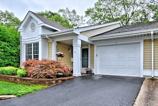 8 Kismet Ct, Ridge, NY 11961