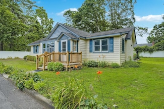 11 Rhoda Ave, Smithtown, NY 11787