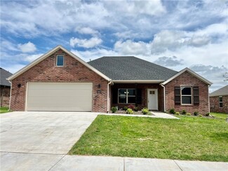 1024 Trailwood St, Tontitown, AR 72762