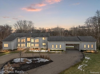 924 Knob Creek Dr, Rochester, MI 48306