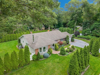 55 Patchogue Dr, Rocky Point, NY 11778