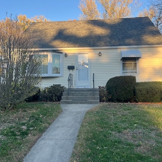 13 Harkness Dr, Milford, CT 06460