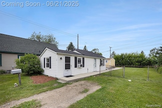 39 1st St, Oxford, MI 48371