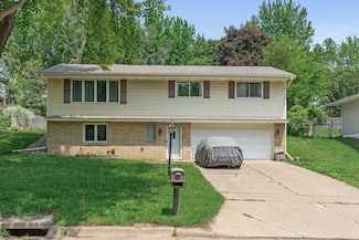 1989 N Park Dr, Saint Paul, MN 55119