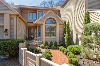 7 Wainwright Rd Unit 98, Winchester, MA 01890