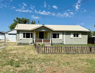 320 S 9th St, Montague, CA 96064