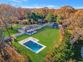 6 Rolling Hill Rd, Hampton Bays, NY 11946