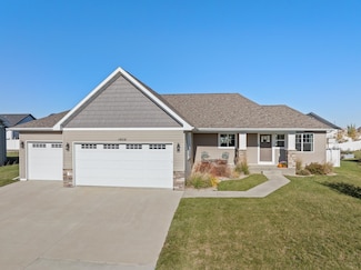 1605 Valley Bluffs Dr, Minot, ND 58701