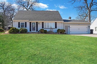 3015 Cedar Heights Dr, Cedar Falls, IA 50613
