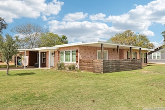 100 N Carroll St, Falls City, TX 78113