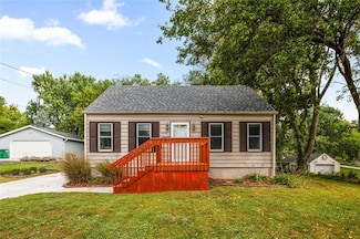 6717 Roseland Dr, Urbandale, IA 50322