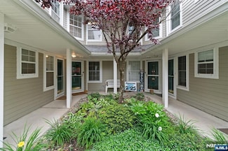 1006 Crown Ct Unit C2, Mahwah, NJ 07430