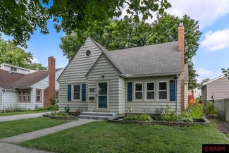 906 906 Wall St, North Mankato, MN 56003