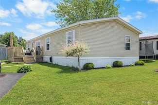 9298 Greentree Dr, Newport, MI 48166