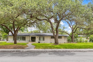 906 E Cedar St, Seguin, TX 78155