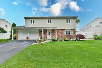 36 Shubert Ln, Bethpage, NY 11714