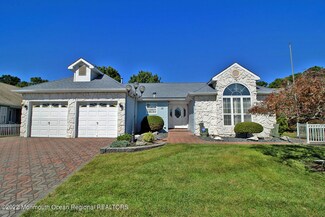 12 Newbury Ct, Toms River, NJ 08757
