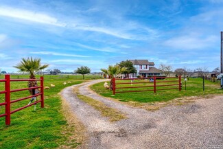 20 S View Dr, Lytle, TX 78052